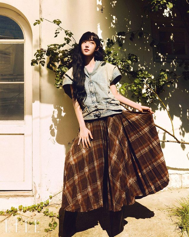 데님 톱과 플리츠스커트, 부츠는 모두 Balenciaga. 