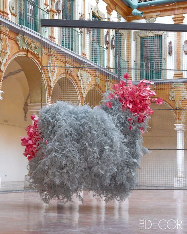 2022 스페인 코르도바의 국제 꽃 페스티벌 ‘플로라’ 대회에서 1등을 수상한 인터랙티브 설치미술 작품 ‘Time to Move on’. 앞으로 나아가는 인생에 대한 은유를 담아 관람자들이 1분 동안 앞으로 걸어가도록 유도한다. 