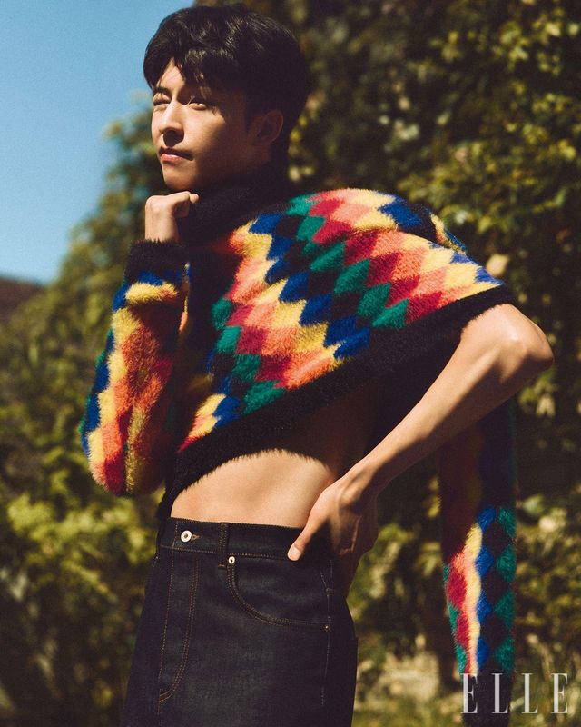 터틀넥과 데님 팬츠는 모두 Loewe. 