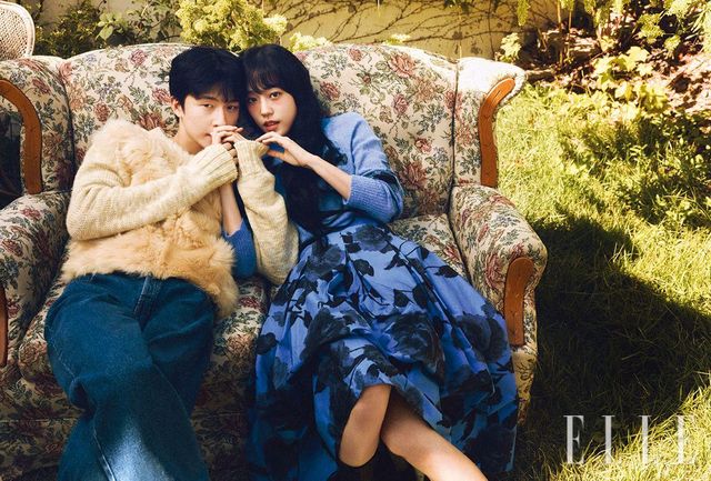 홍경이 입은 니트와 데님 팬츠는 모두 Ami. 슈즈는 스타일리스트 소장품. 노윤서가 입은 블루 패턴의 니트와 플레어스커트는 모두 Erdem. 워크 부츠는 스타일리스트 소장품. 