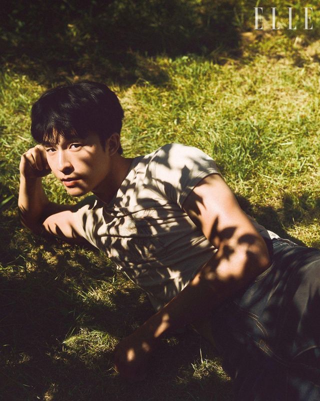 톱과 데님 팬츠는 모두 Acne Studios.