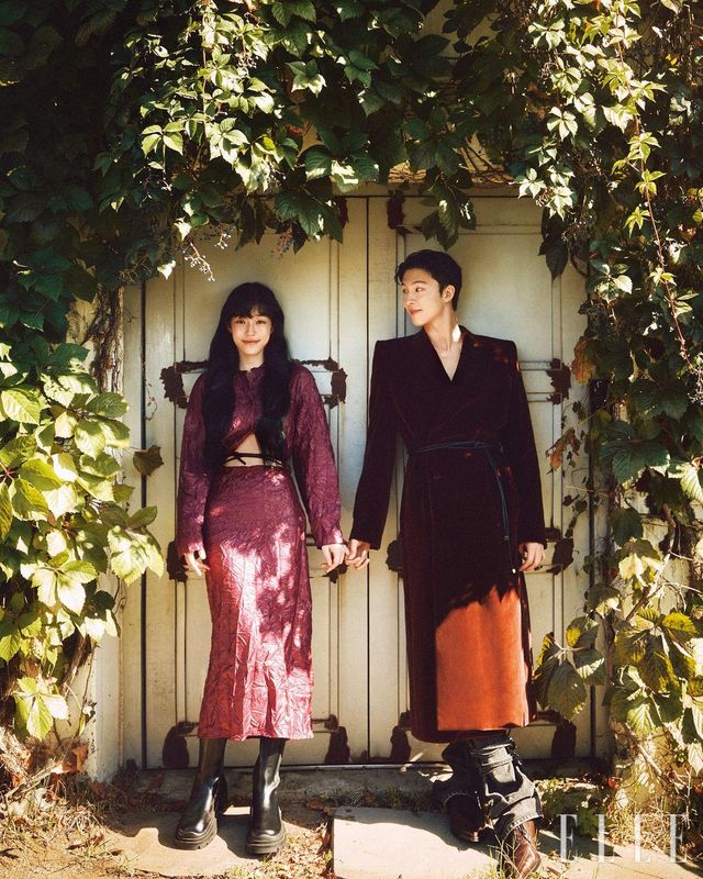 노윤서가 입은 스트링 장식의 버건디 컬러 톱과 랩스커트는 모두 Anggae. 앵클부츠는 스타일리스트 소장품. 홍경이 입은 코트와 팬츠, 슈즈는 모두 McQueen by Seán McGirr. 