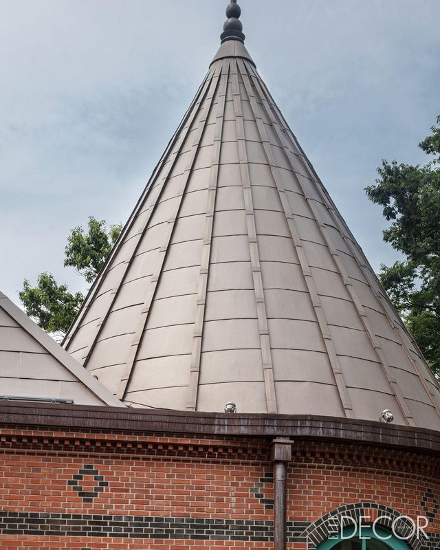 원뿔형 첨탑이 근대 분위기를 풍기는 돈덕전 외관.