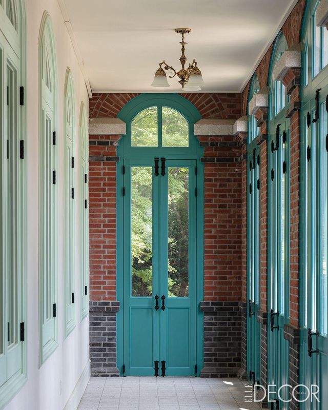 덕수궁 밖, 기와 담장과 대비를 이루는 돈덕전. 푸른 창틀이 있는 입구 복도. 함석지붕 앞뒤로 세워진 서로 다른 크기의 터릿. 르네상스와 고딕 양식을 절충했다.