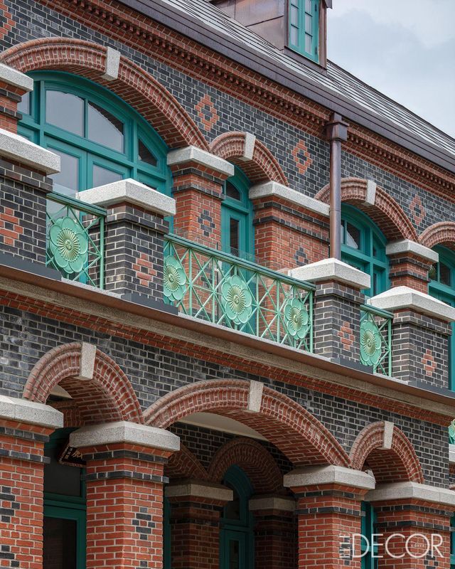 2층 발코니 난간엔 대한제국의 상징인 오얏꽃이 장식됐다.