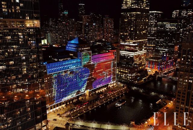 시카고 공공미술 프로젝트 ‘아트 온 더 마트(Art on the Mart)’의 일환으로 선보인 대형 미디어 아트 ‘Only in the Dark’(2023).