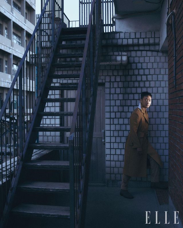 코트는 MCM. 이너 웨어는 Georgio Armani. 팬츠는 Paul Smith. 슈즈는 스타일리스트 소장품