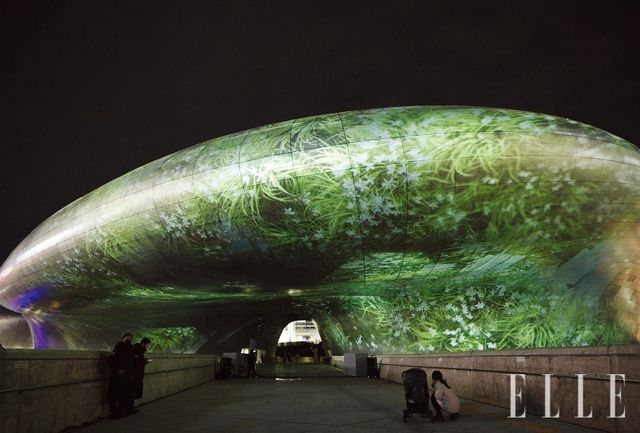 DDP 외벽에 선보인 ‘Geofuture’(2022~2023).