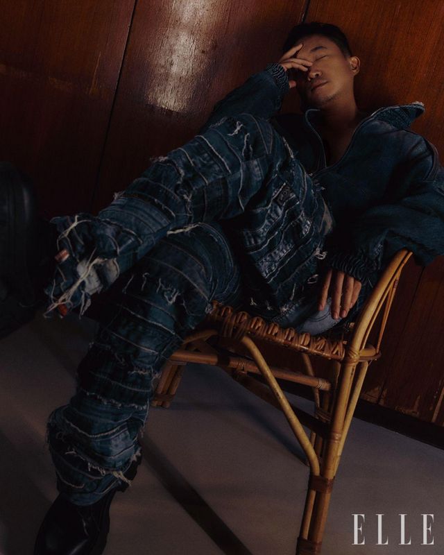 데님 재킷은 Juun. J. 팬츠는 스타일리스트 소장품. 슈즈는 1017 ALXY 95M