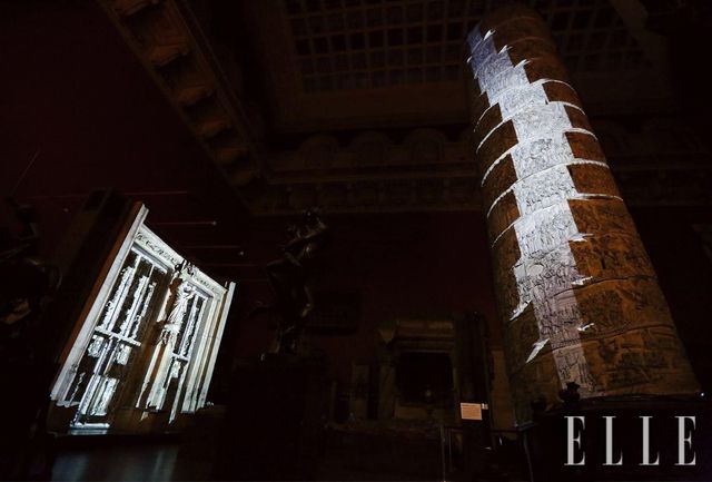  V&A 뮤지엄 캐스트 코트에 전시한 장소 특정적 프로젝트 ‘Casting’(2018).