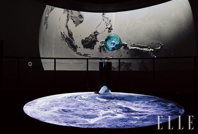 구글, 나사와 협업해 지구 담수 데이터를 몰입형 미디어 아트로 완성한 ‘Passage of Water’(2023). 두바이에서 열린 제28차 유엔기후변화협약 당사국총회 전시관에도 전시됐다.