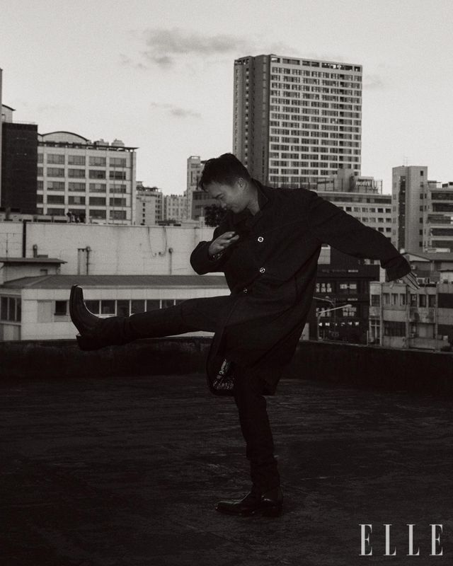 코트와 팬츠, 슈즈는 모두 Versace