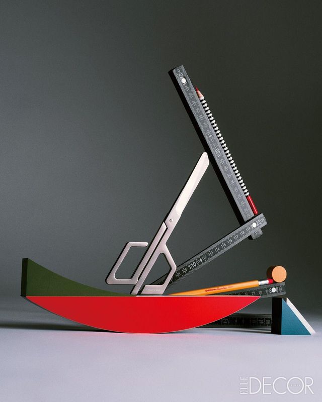 선명한 블랙 스테인 우드에 화이트 컬러로 숫자가 표기된 2M 접이자는 Artek. 스트라이프 패턴을 입은 색연필은 Cinqpoints by Mit Dem Bauhaus. 일본 기후 현 장인의 전통 제작방식으로 생산된 가위는 Craft Design Technology by The Conran Shop. 알마 지트호프-부셔(Alma Siedhoff-Buscher)가 디자인한 기하학적 형태의 우드 블록은 Cinqpoints by Mit Dem Bauhaus.
