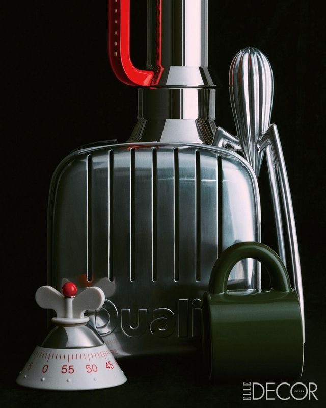 견고한 알루미늄 캐스팅으로 숙련된 장인이 수작업으로 제작하는 클래식 토스터는 Dualit. 리하르트 자퍼가 디자인한 레드 컬러 핸들의 에스프레소 커피 메이커, 필립 스탁 디자인의 시트러스 스퀴저, 마이클 그레이브스가 고안한 기계식 키친 타이머는 모두 Alessi. 도예가 이언 매킨타이어와 일러스트레이터 존 부스가 협업한 유쾌한 글레이즈 컬러의 머그잔은 Hem by Innometsä.