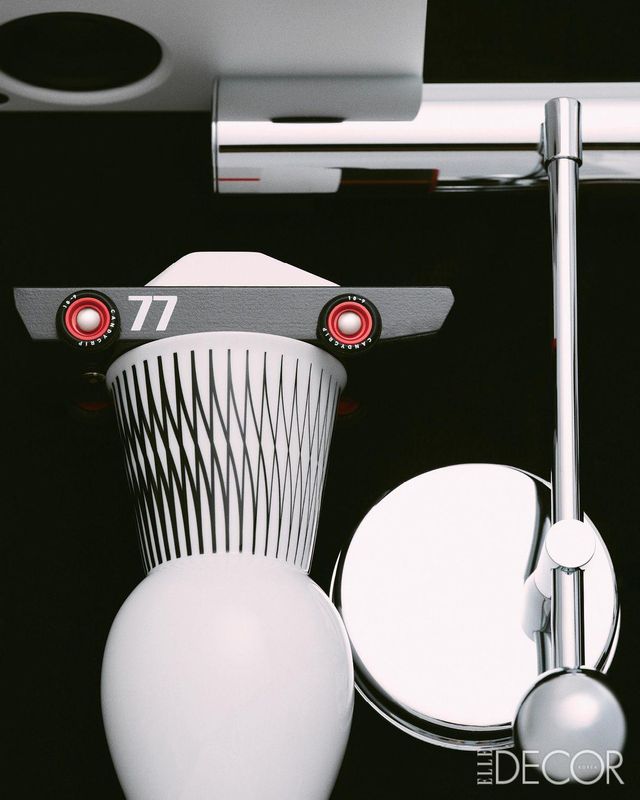 블랙과 화이트의 단순한 컬러와 형태로 공간에 율동감을 주는 블루투스 스피커 ‘바페뷔(Vappeby)’는 Ikea. 무명의 예술가가 디자인한 피아노와 도서관용 조명은 Tecnolumen by Mit Dem Bauhaus. 미드센추리 디자인에서 영감을 받아 만들어진 우드 레이스 카 모형은 Candylab Toys by The Conran Shop. 원추형의 목과 하단 부분 그리고 타원형의 몸체가 완벽한 조화를 이루는 화병은 바우하우스 최초의 여성 도예 마이스터인 마르그리트 프리틀렌더(Marguerite Friedlaender)가 디자인한 것으로 KPM Berlin by Mit Dem Bauhaus.