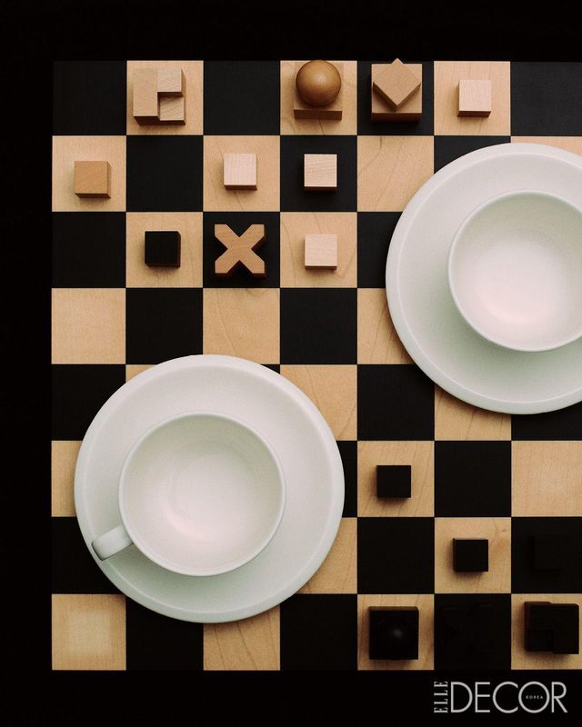 1923년 요제프 하르트비히(Josef Hartwig)가 체스맨의 상징적인 기능과 형태를 구와 직육면체 등 순수한 모형 단위로 재해석한 바우하우스 체스 세트는 Naef. 재스퍼 모리슨이 디자인한 티컵 세트는 Iittala.