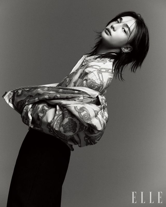 체인 프린트 셔츠와 나일론 재킷, 울 팬츠는 모두 Versace.