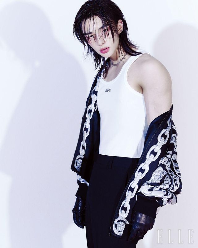 체인 프린트 블루종과 로고 디테일의 탱크톱, 팬츠와 레더 글러브는 모두 Versace.