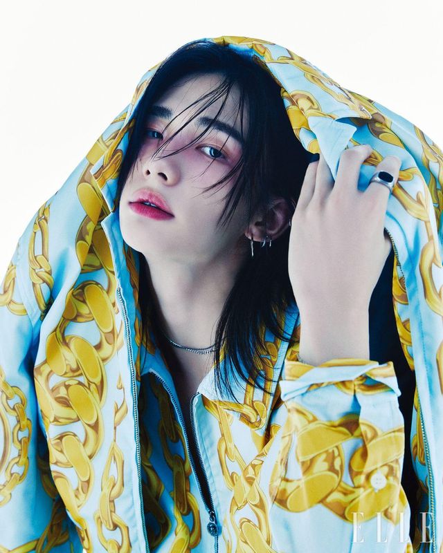 골드 체인 모티프를 프린트한 나일론 재킷과 집업 셔츠는 모두 Versace.