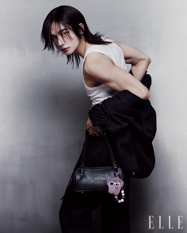 화이트 슬리브리스 톱과 블랙 재킷, 팬츠, ‘태그 보울링’ 백과 ‘메두사 플러피’ 참, 여러 색깔의 구슬을 엮은 ‘라 메두사’ 참은 모두 Versace.