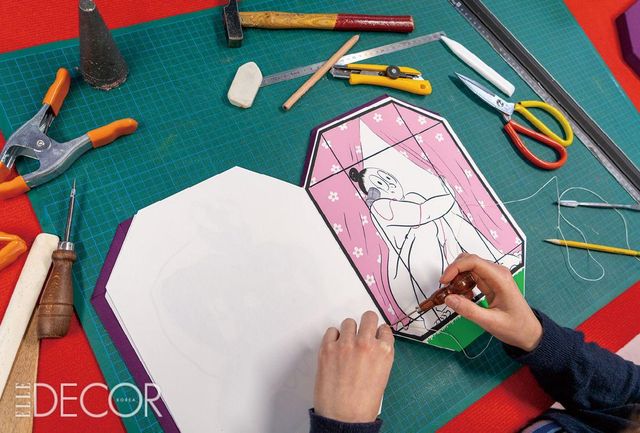 에베초 무슬리모바(Ebecho Muslimova)의 . 팔각형 판형에 맞춰 작가의 분신 캐릭터가 생생하게 움직이는 듯한 일러스트레이션을 완성했다. 