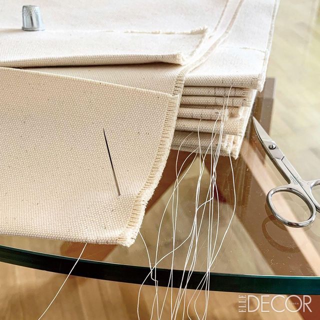  스리 스타 북스 스튜디오 내부. 손으로 깁고, 붓으로 그리고, 기계로 엮는 북메이킹 과정이 생생하게 펼쳐진다. 