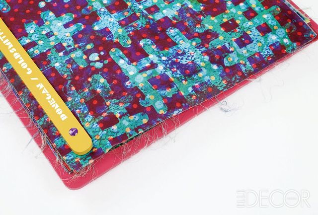  . 미국 작가 케네스 골드스미스(Kenneth Goldsmith)의 텍스트와 셰릴 도네간(Cheryl Donegan)의 그림을 매칭해 폴리에스테르 새틴에 인쇄했다. 