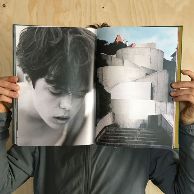 두 개의 사진을 묶어 시처럼 조용하게 대화하는 형식을 취한다. 