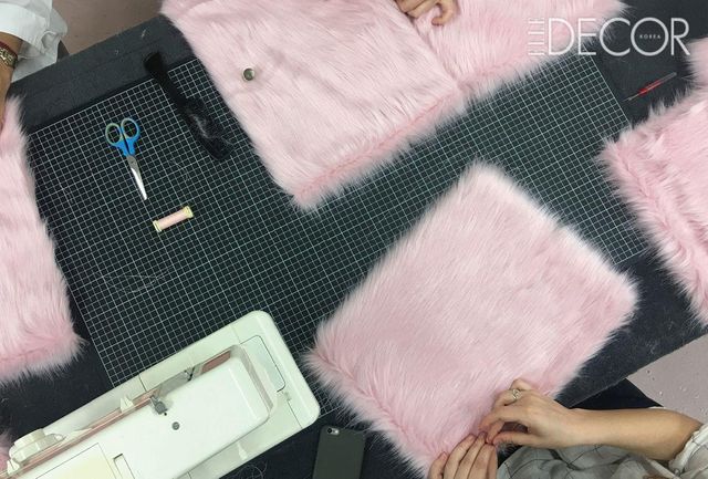  스리 스타 북스 스튜디오 내부. 손으로 깁고, 붓으로 그리고, 기계로 엮는 북메이킹 과정이 생생하게 펼쳐진다. 