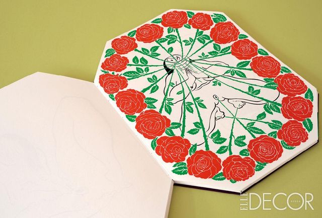 에베초 무슬리모바(Ebecho Muslimova)의 . 팔각형 판형에 맞춰 작가의 분신 캐릭터가 생생하게 움직이는 듯한 일러스트레이션을 완성했다. 