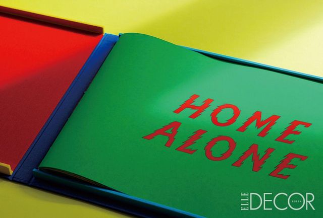 인터넷 아트의 선구자 라파엘 로젠달(Rafaël Rozendaal)의 작업을 반대로 아날로그 방식으로 기록한 〈Home Alone〉.