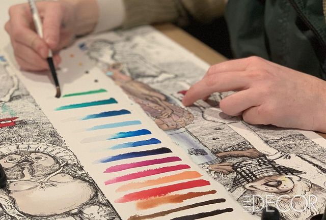  스리 스타 북스 스튜디오 내부. 손으로 깁고, 붓으로 그리고, 기계로 엮는 북메이킹 과정이 생생하게 펼쳐진다. 