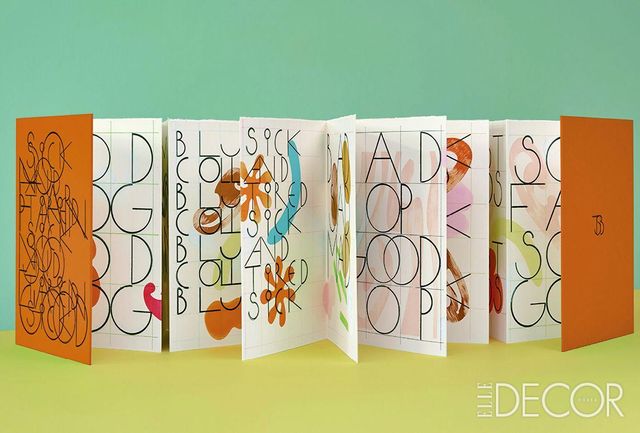 아티스트 엘비르 봉뒤엘(Elvire Bonduelle)의 〈So Far So Good〉. 영감을 주는 속담이나 격언 등의 짧은 구절을 직접 디자인한 타이포그래피와 패턴을 가미했다. 눕히면 일반적인 책처럼 한 장 한 장 넘어가고, 세우면 아코디언처럼 펼칠 수 있는 독특한 제본 방식을 따랐다.