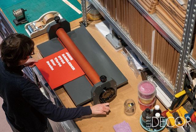  스리 스타 북스 스튜디오 내부. 손으로 깁고, 붓으로 그리고, 기계로 엮는 북메이킹 과정이 생생하게 펼쳐진다. 