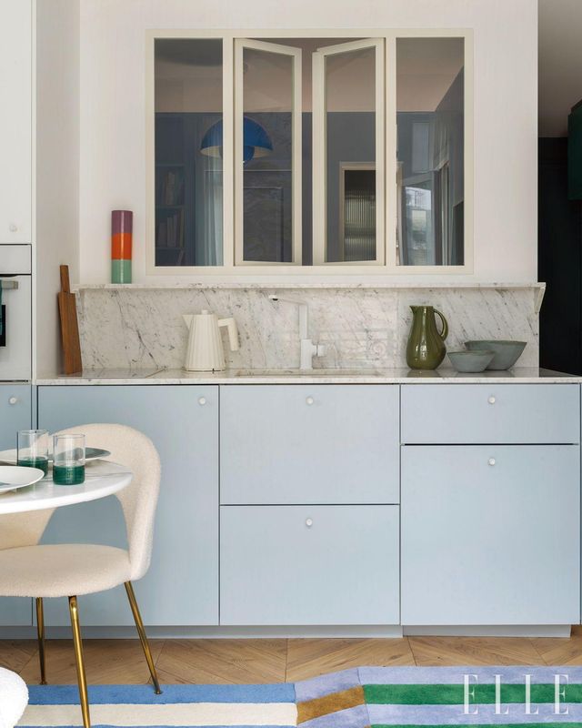 맞춤식으로 제작된 주방. 캐비닛 서랍장은 이케아(Ikea). 싱크대와 수전은 르루아 메를랑 (Leroy Merlin).