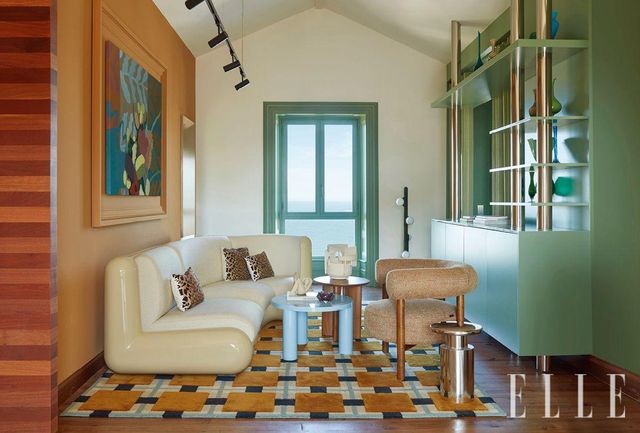 벽에 걸린 리니 스피엘 (Rini Spiel)의 그림이 거실 색감을 결정짓고, 전체적인 분위기를 압도한다. 소파 ‘T4’는 스튜디오 할로웨이 리x우마(Studio Holloway LixUma). 안락의자 ‘캐롤(Carol)’은 NV 갤러리. 소형 메탈 테이블 ‘라비(Ravi)’는 더 마지 (The Masie). 러그 ‘오커 필즈(Ochre Fields)’는 에벨리나 크룬 (Evelina Kroon)과 레이어드(Layered)의 공동 제작 제품. 플로어 램프는 디자이너 미카엘 코스카(Mickae..l Koska).