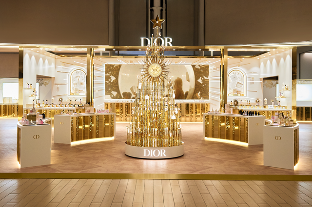 디올 뷰티 홀리데이 팝업의 하이라이트인 황금빛 대형 트리.
