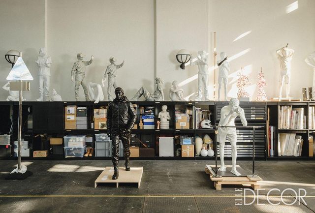 베를린 노이쾰른 지구에 있는 넓은 스튜디오는 사방의 창에서 빛이 들어온다. 팀원들과 나누는 뜨거운 토론, 실현 단계에 있는 다양한 프로젝트로 가득한 공간.