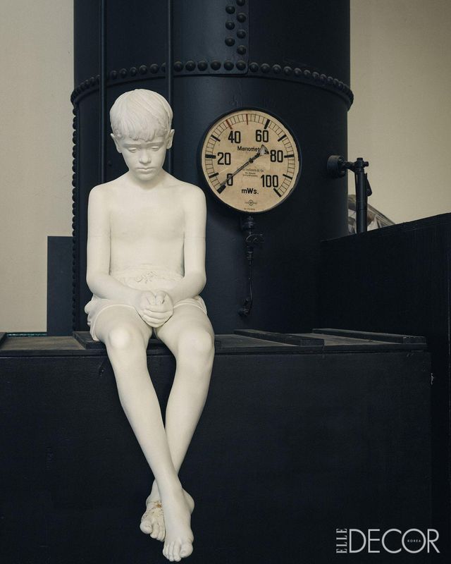 두 사람의 전시에 빠지지 않고 등장하는 남자와 소년 조각품은 남성성에 대한 전복의 연장선이다.