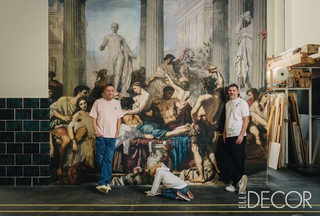 마이클 엘름그린과 잉가 드라그셋, 둘 사이에 앉아 그림을 그리는 소년 조각.