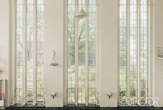 베를린 노이쾰른 지구에 있는 넓은 스튜디오는 사방의 창에서 빛이 들어온다. 팀원들과 나누는 뜨거운 토론, 실현 단계에 있는 다양한 프로젝트로 가득한 공간.