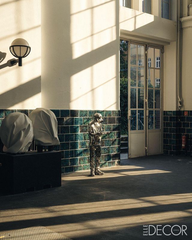 두 사람의 전시에 빠지지 않고 등장하는 남자와 소년 조각품은 남성성에 대한 전복의 연장선이다.