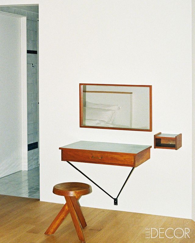 42호 빈티지 화장대 앞에는 프랑스의 디자이너이자 목공예가인 피에르 샤포의 스툴이 빛을 발한다. 