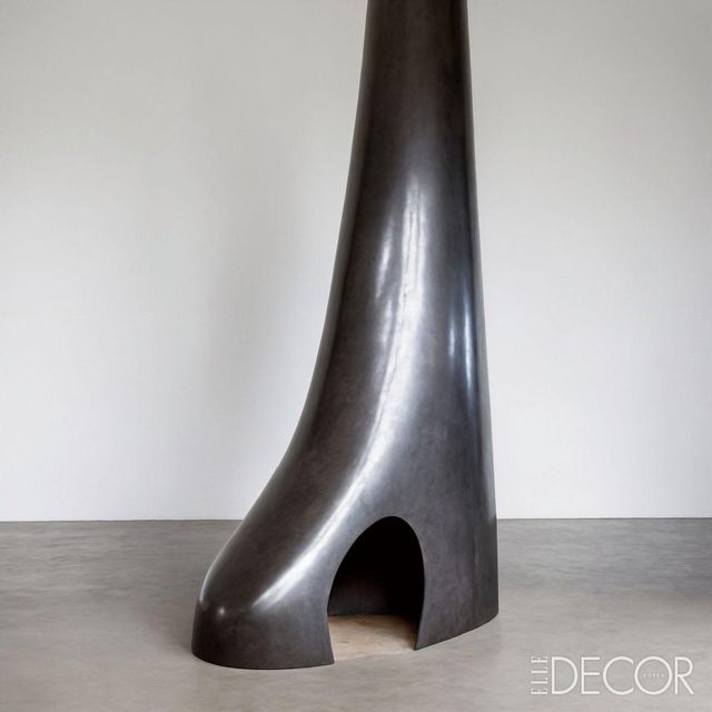 검게 그을린 강철로 디자인한 난로 컬렉션 ‘벌컨(Vulcan)’. 불을 단순한 난방 수단을 넘어 하나의 예술적 요소로 승화시켰다. 