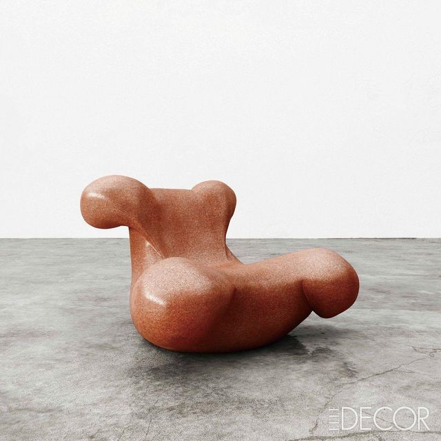 도자에 컬러 유약을 발라 가구와 아치를 만든 ‘피글루스(Figulus)’ 컬렉션부터 강철로 제작한 문 구조물과 조각적인 가구로 구성된 ‘아르나르도(Arnardo)’ 컬렉션, 바닥에서 벽으로 이어지는 러그로 공간을 연결하는 ‘크레스코(Cresco)’ 컬렉션까지 그의 작품은 평범한 공간을 색다르게 경험하게 만든다.