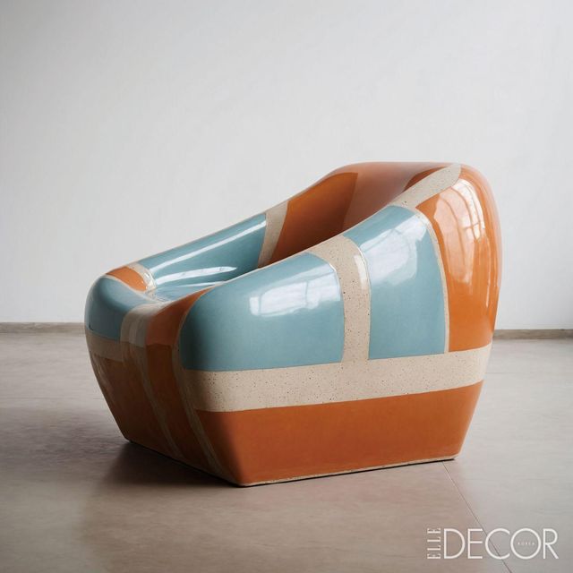 도자에 컬러 유약을 발라 가구와 아치를 만든 ‘피글루스(Figulus)’ 컬렉션부터 강철로 제작한 문 구조물과 조각적인 가구로 구성된 ‘아르나르도(Arnardo)’ 컬렉션, 바닥에서 벽으로 이어지는 러그로 공간을 연결하는 ‘크레스코(Cresco)’ 컬렉션까지 그의 작품은 평범한 공간을 색다르게 경험하게 만든다.