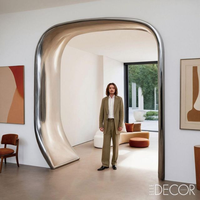 도자에 컬러 유약을 발라 가구와 아치를 만든 ‘피글루스(Figulus)’ 컬렉션부터 강철로 제작한 문 구조물과 조각적인 가구로 구성된 ‘아르나르도(Arnardo)’ 컬렉션, 바닥에서 벽으로 이어지는 러그로 공간을 연결하는 ‘크레스코(Cresco)’ 컬렉션까지 그의 작품은 평범한 공간을 색다르게 경험하게 만든다.