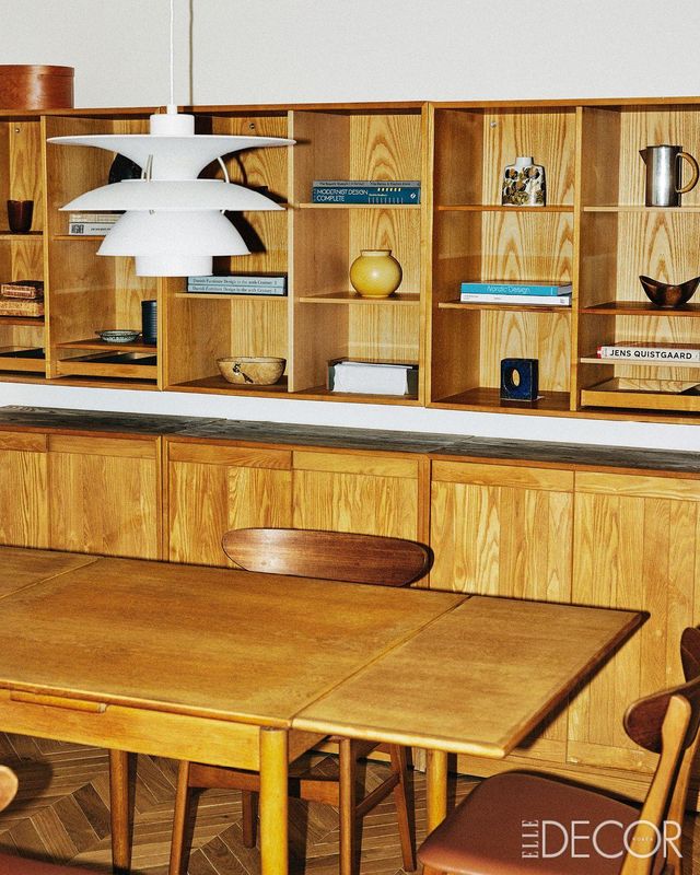 31호에 놓인 루드 티게센 & 조니 쇠렌센의 북케이스에는 북유럽 스타일의 공예품과 테이블웨어가 놓여 있다. 