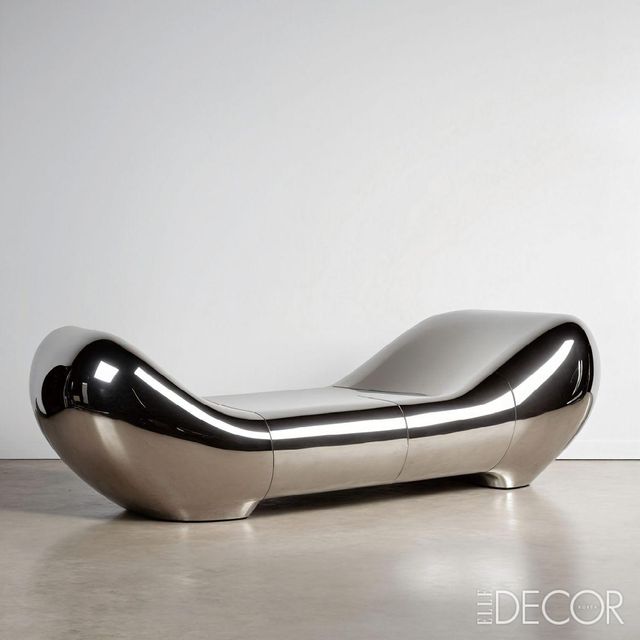 도자에 컬러 유약을 발라 가구와 아치를 만든 ‘피글루스(Figulus)’ 컬렉션부터 강철로 제작한 문 구조물과 조각적인 가구로 구성된 ‘아르나르도(Arnardo)’ 컬렉션, 바닥에서 벽으로 이어지는 러그로 공간을 연결하는 ‘크레스코(Cresco)’ 컬렉션까지 그의 작품은 평범한 공간을 색다르게 경험하게 만든다.