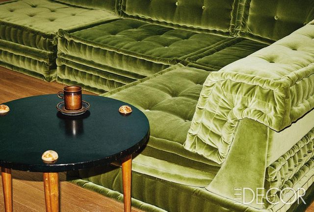 42호 거실 중심에는 로쉐보보아의 벨벳 소재 ‘마종’ 소파가 자리를 잡았다. 